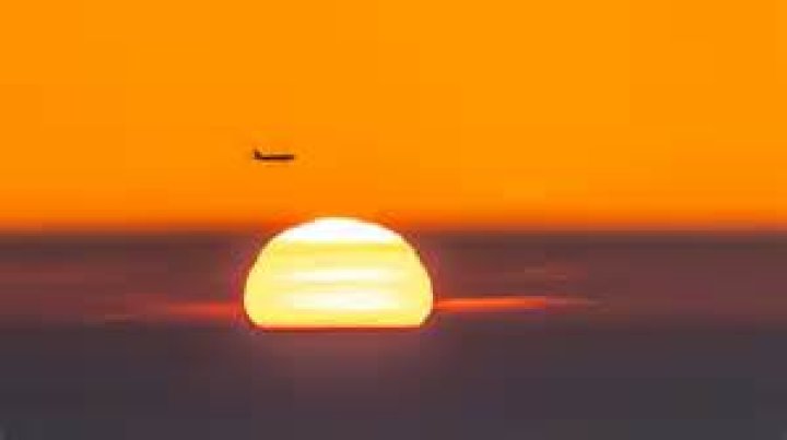 16h03