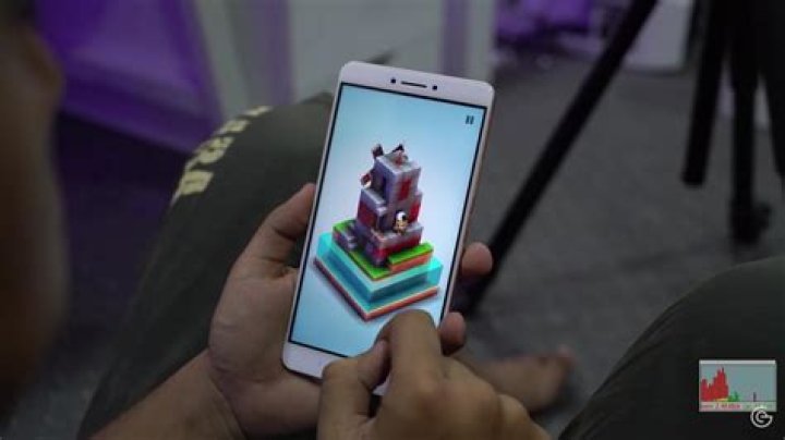 Android game showing a roboter on a windmill (which is built with Minecraft-like blocks)