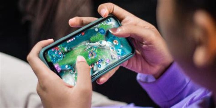 Can I play Minecraft JE on a mobile phone?