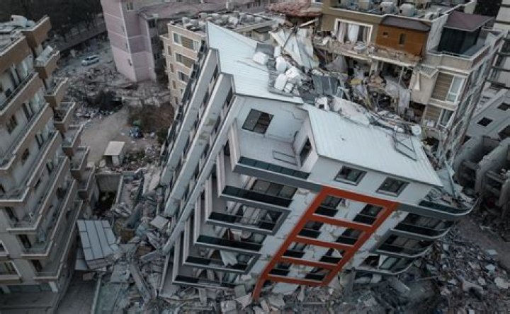 Does earthquake destroy buildings?
