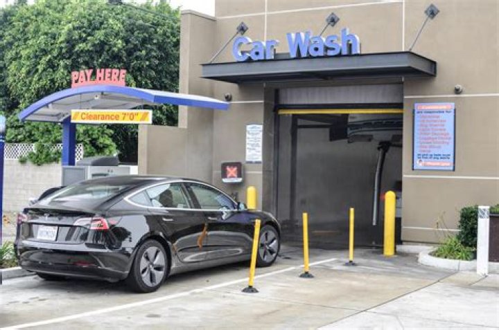 Does the car wash actually wash the car?