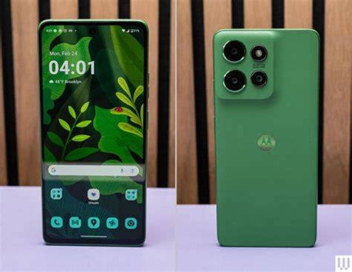How can I host a LAN world on a Moto G Android phone?