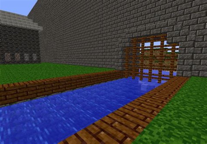 How deep and wide should flowing moats be in Minecraft?