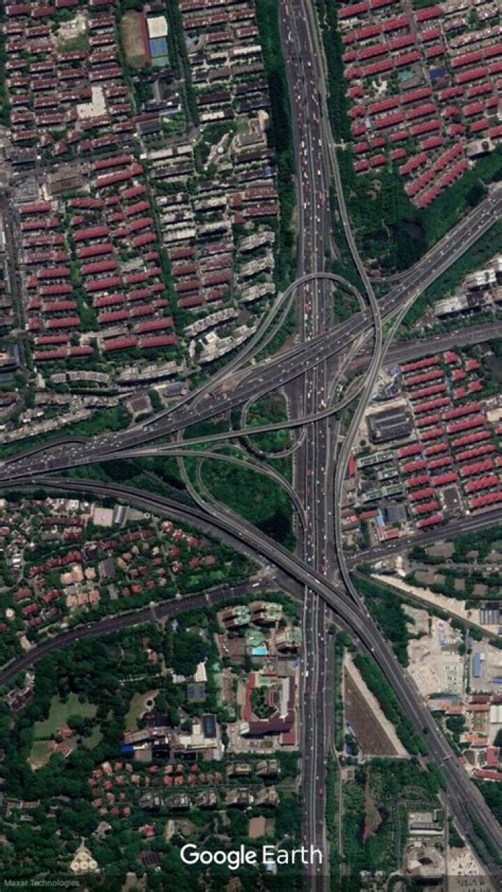 How do I connect the initial highway to my six-lane road?