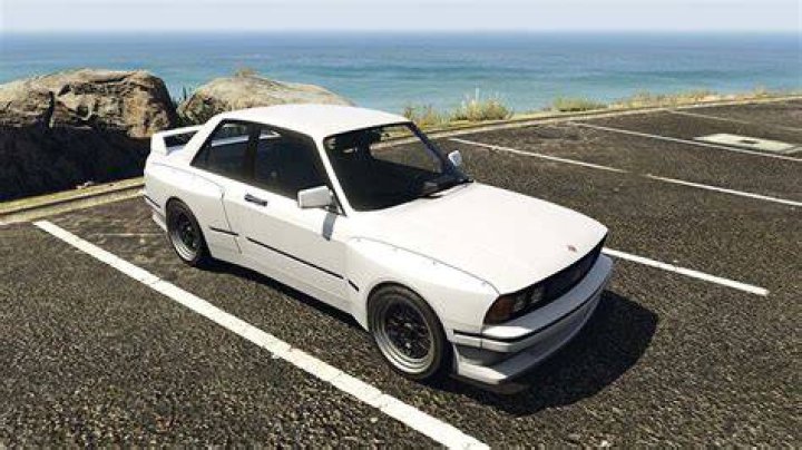 How do the aiming options work when in a vehicle in Grand Theft Auto V?