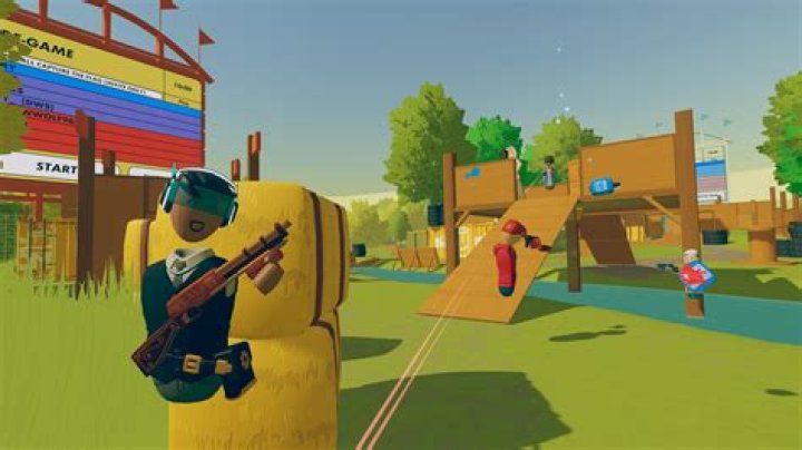 How do you assign a role to a random player in Rec Room?