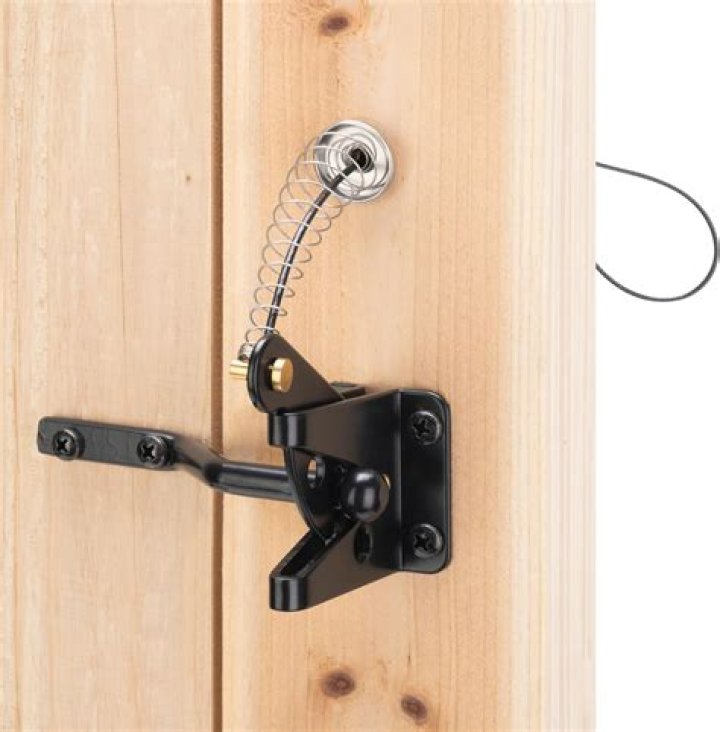 How do you lock an enemy?