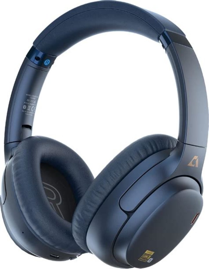 If I plug in headphones with an integrated microphone, will the Wii U use it?
