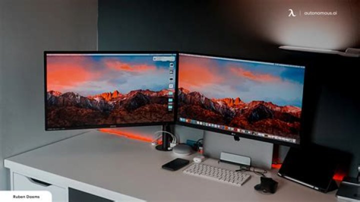 On a dual-monitor setup, how can I keep the game in one monitor without the browser windows on the other monitor moving?