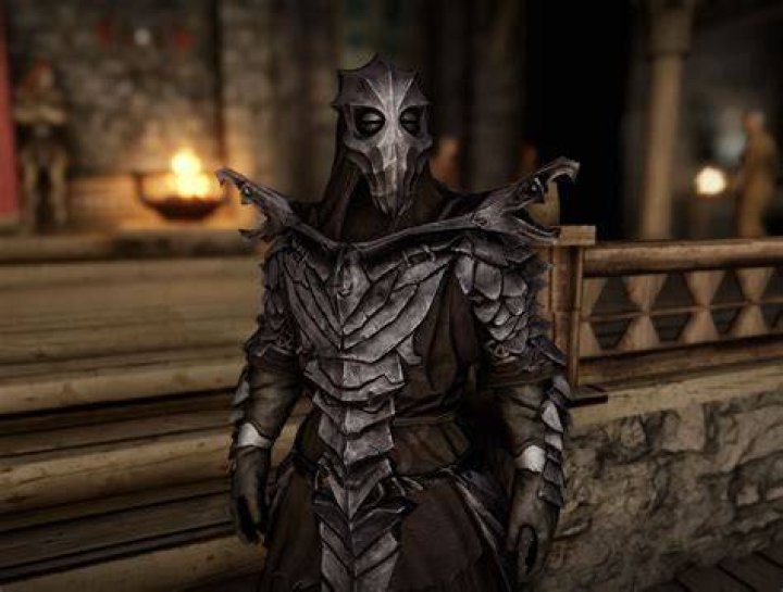 Unofficial Skyrim Patch: Wearing a hooded robe and a dragon priest mask at the same time