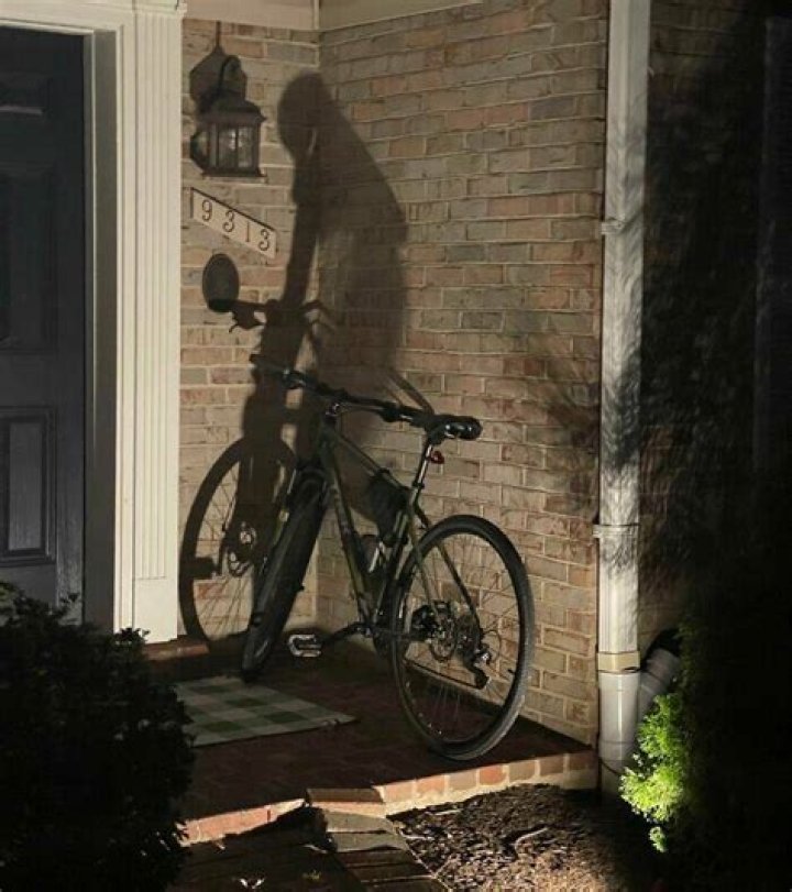 weird shadow in light cone of Henry&acute;s flashlight