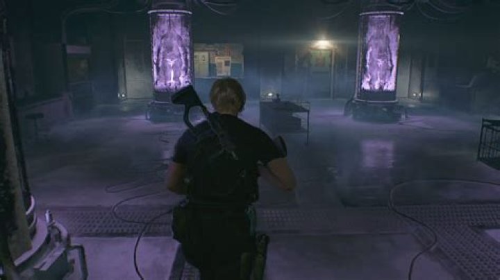 Will I miss anything if I deactivate the in-game HUD display in Resident Evil 6?